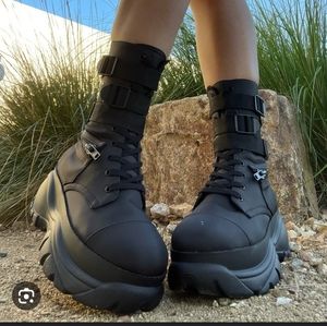 👽🖤 Poster Grl Mad Hustle Boot sz 8.5